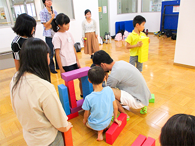 子どもたちがブロックで立体物を組み立てている