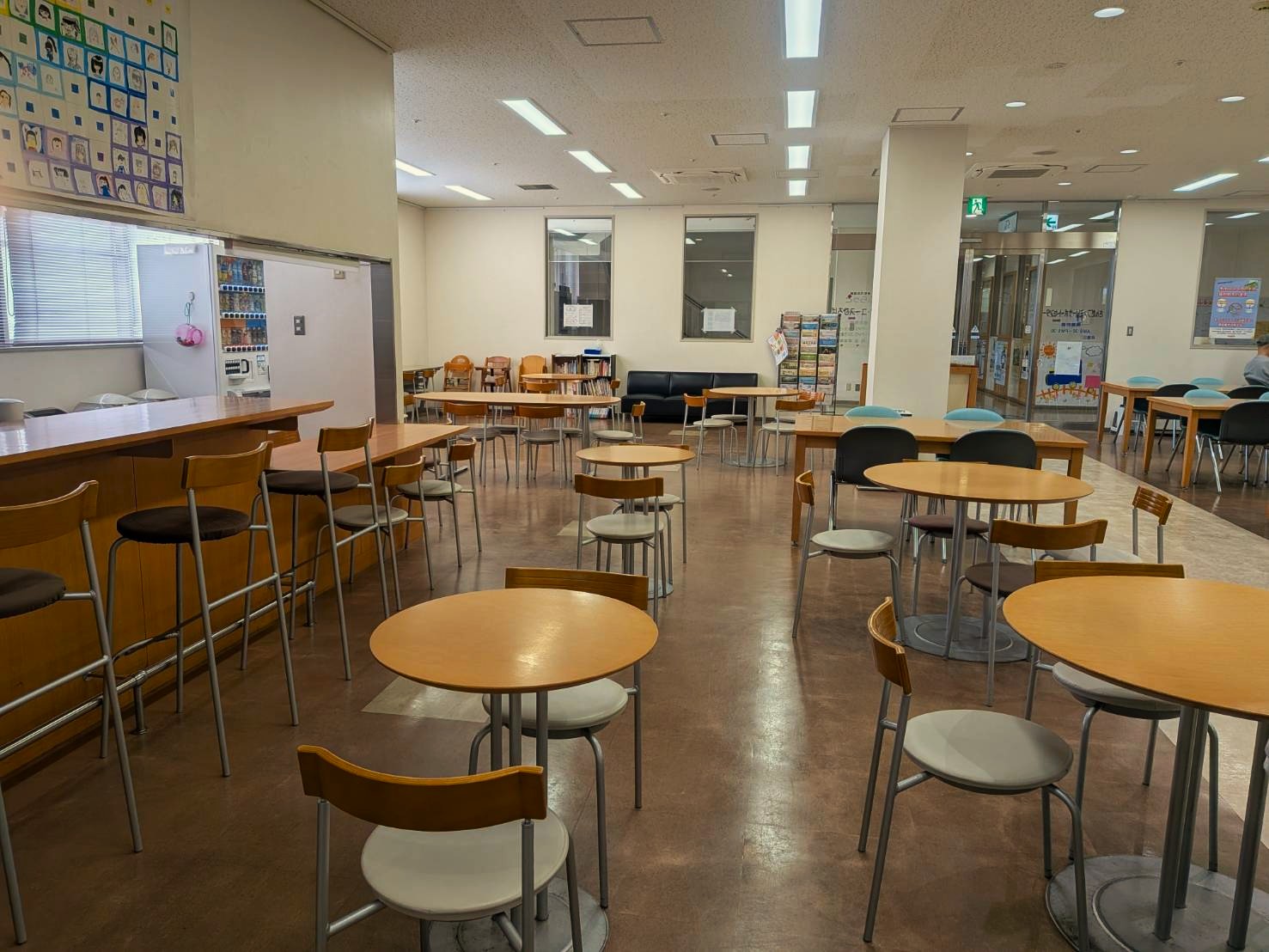 自動販売機、ミニキッチンもありカフェなど開催することもあります